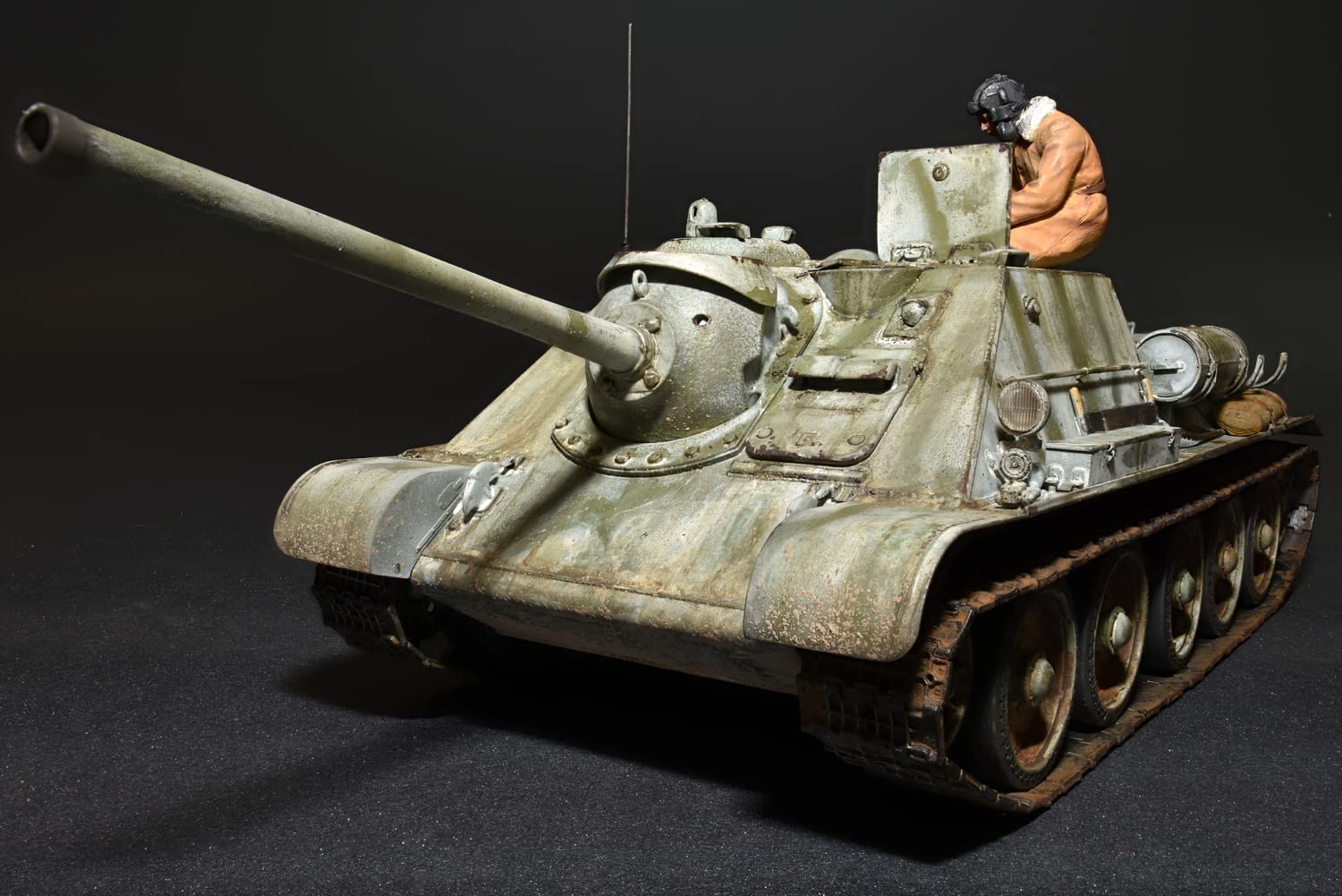 Amazon | ミニアート 1/35 SU-85 Mod.1943初期生産型 防寒服の戦車兵5